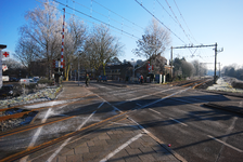 900047 Gezicht op de Oosterspoorweg te Utrecht, vanaf de spoorwegovergang in de Gansstraat / Koningsweg.